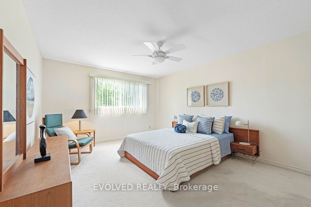 27 Hewlett Crescent