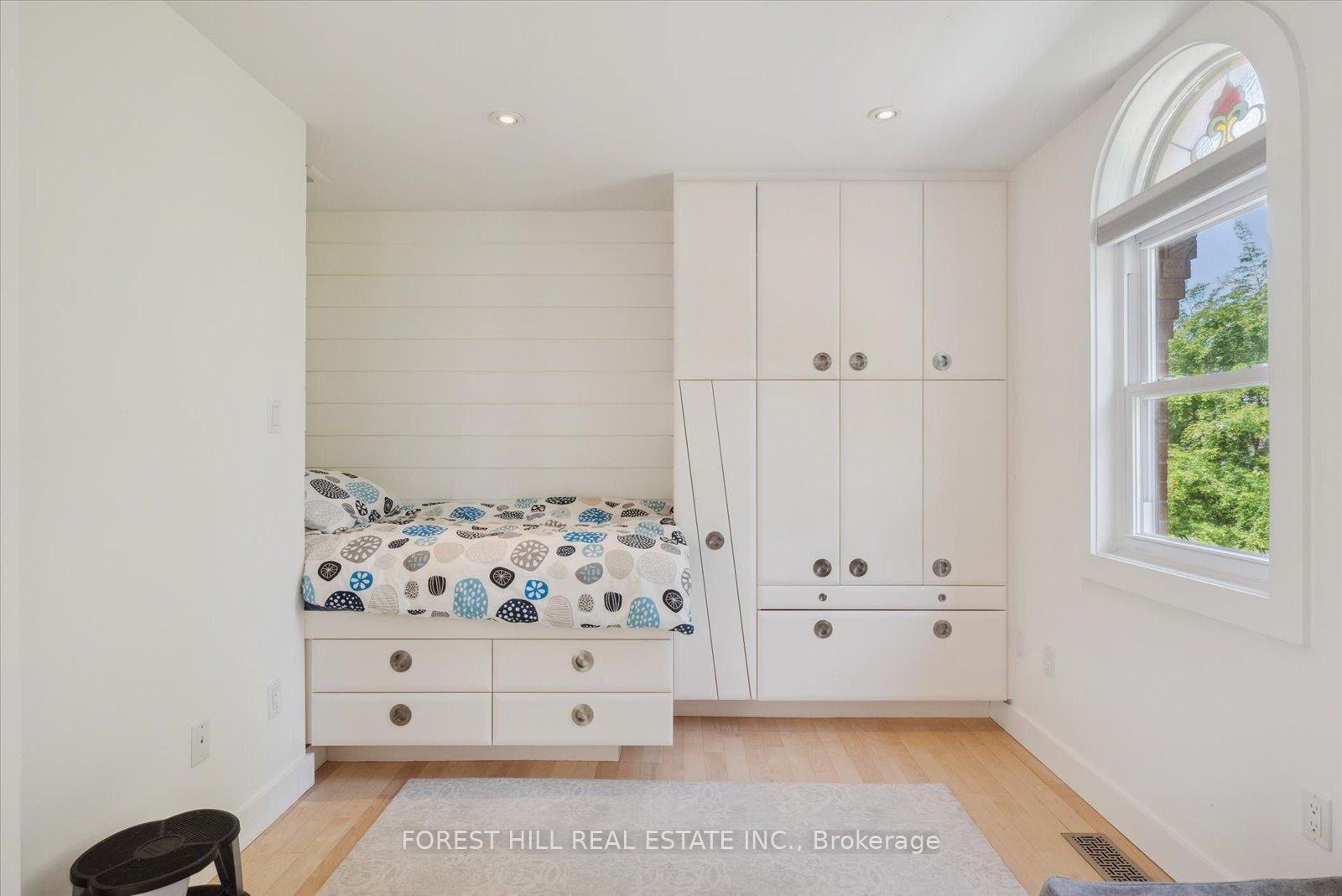 3 Bedrooms Condo at 10 Buller, Toronto For sale