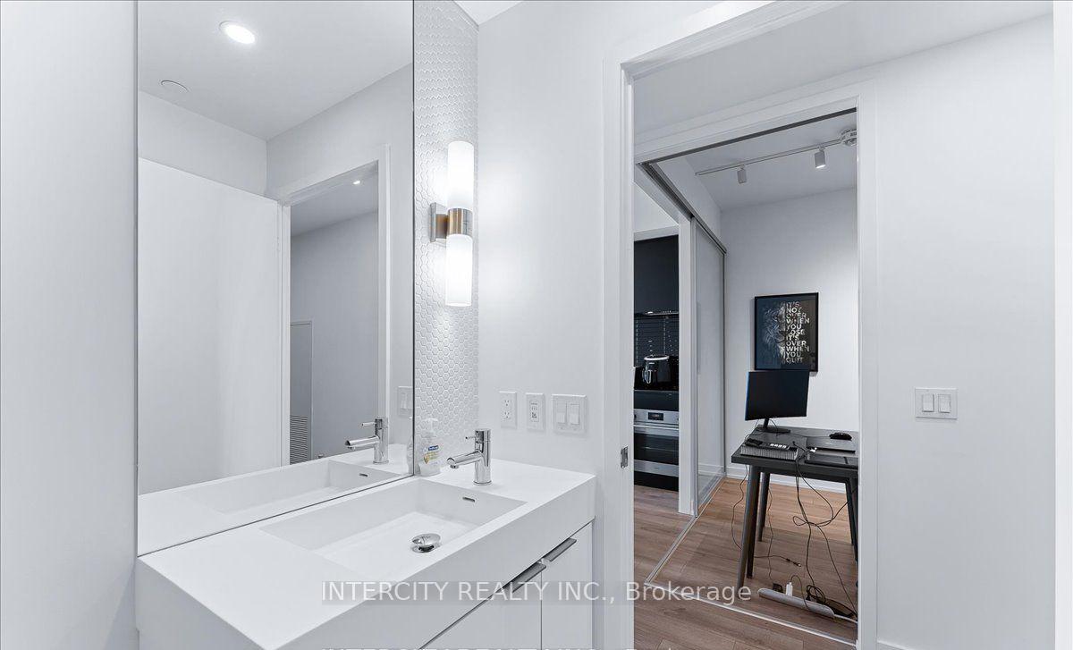 3 Bedrooms Condo at 33 Helendale, Toronto For sale