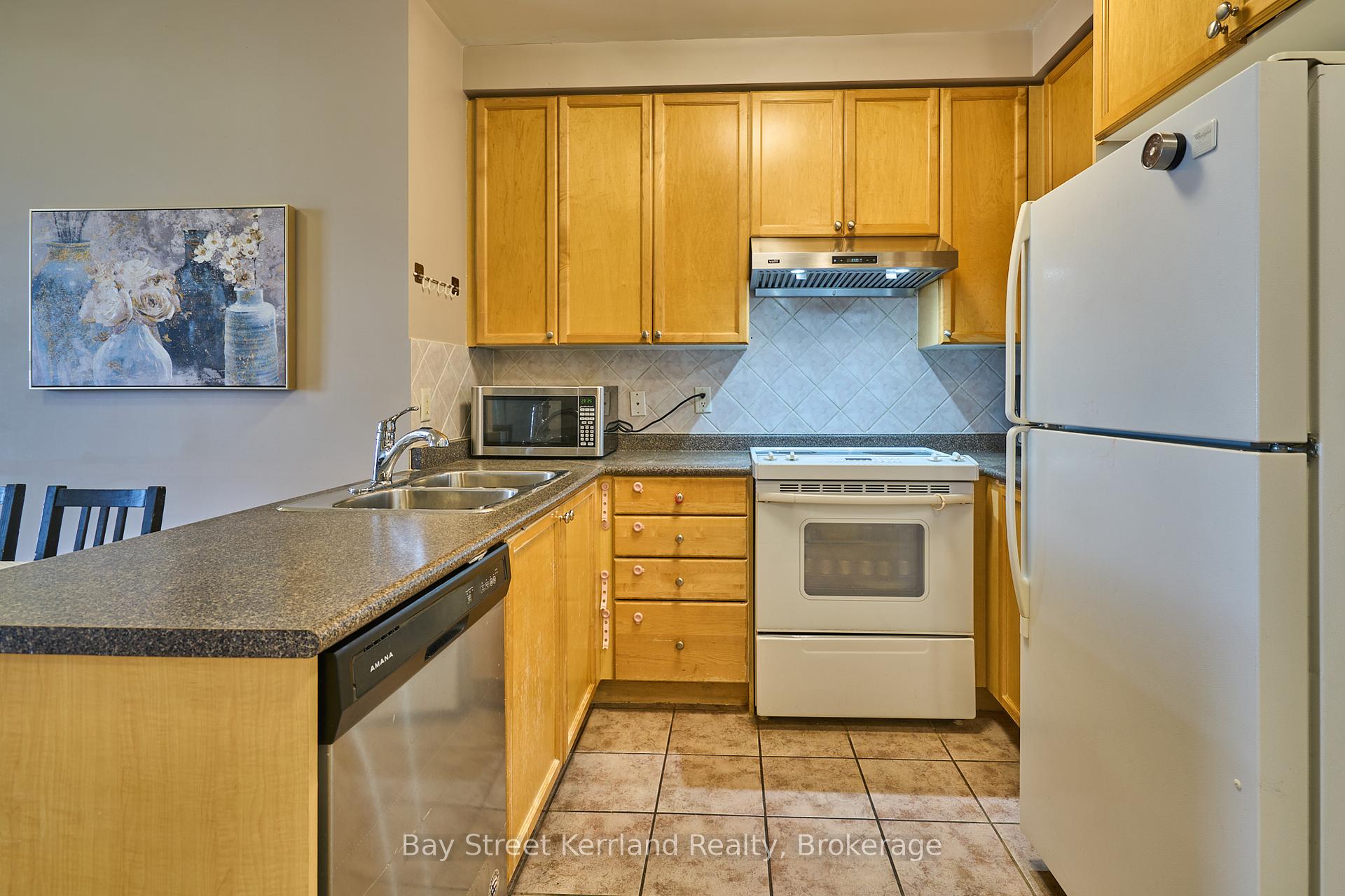 2 Bedrooms Condo at 3880 Duke Of York,  Mississauga For sale