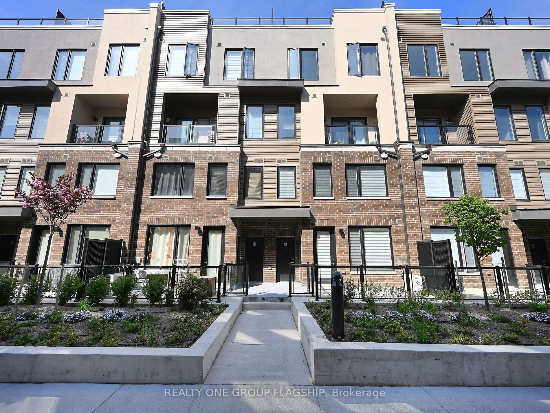 2 Bedrooms Condo at 3409 Ridgeway, Mississauga For sale