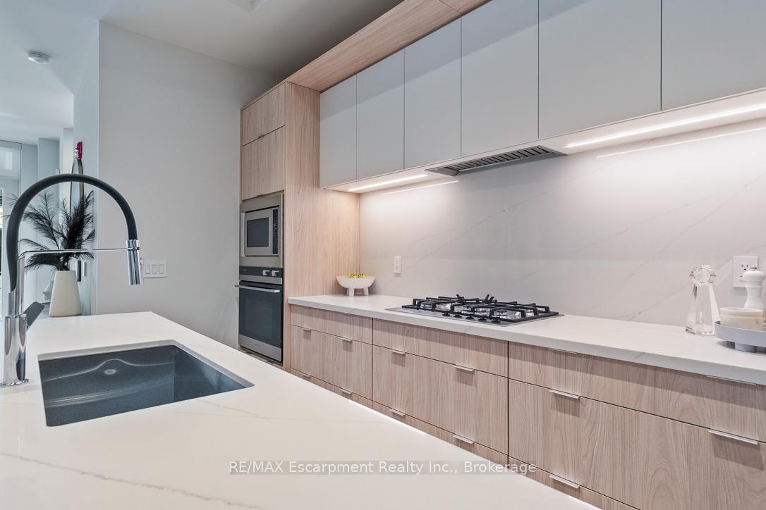 3 Bedrooms Condo at 123 Maurice, Oakville For sale