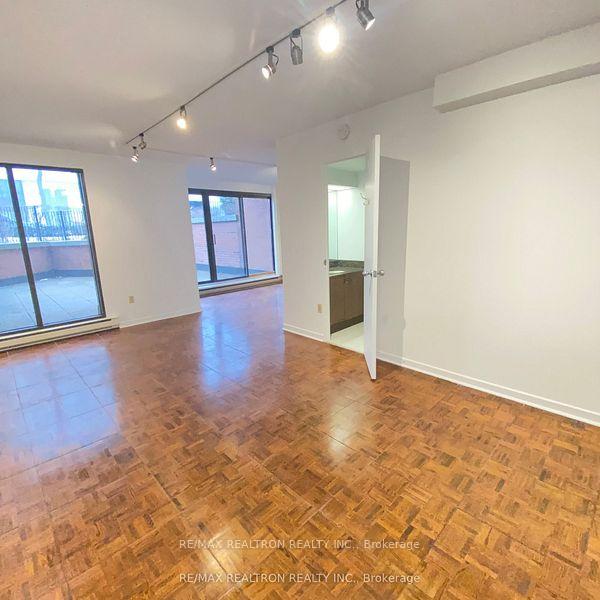 2 Bedrooms Condo at 349 St Clair, Toronto For sale