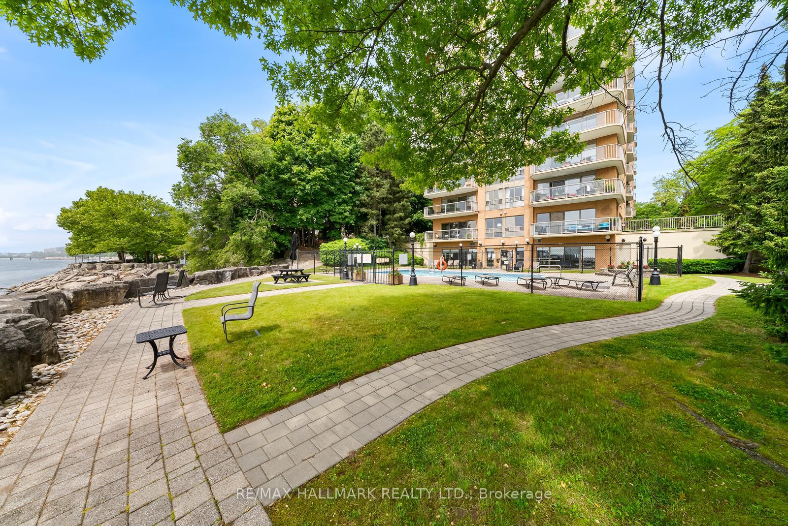 2 Bedrooms Condo at 2210 Lakeshore, Burlington For sale