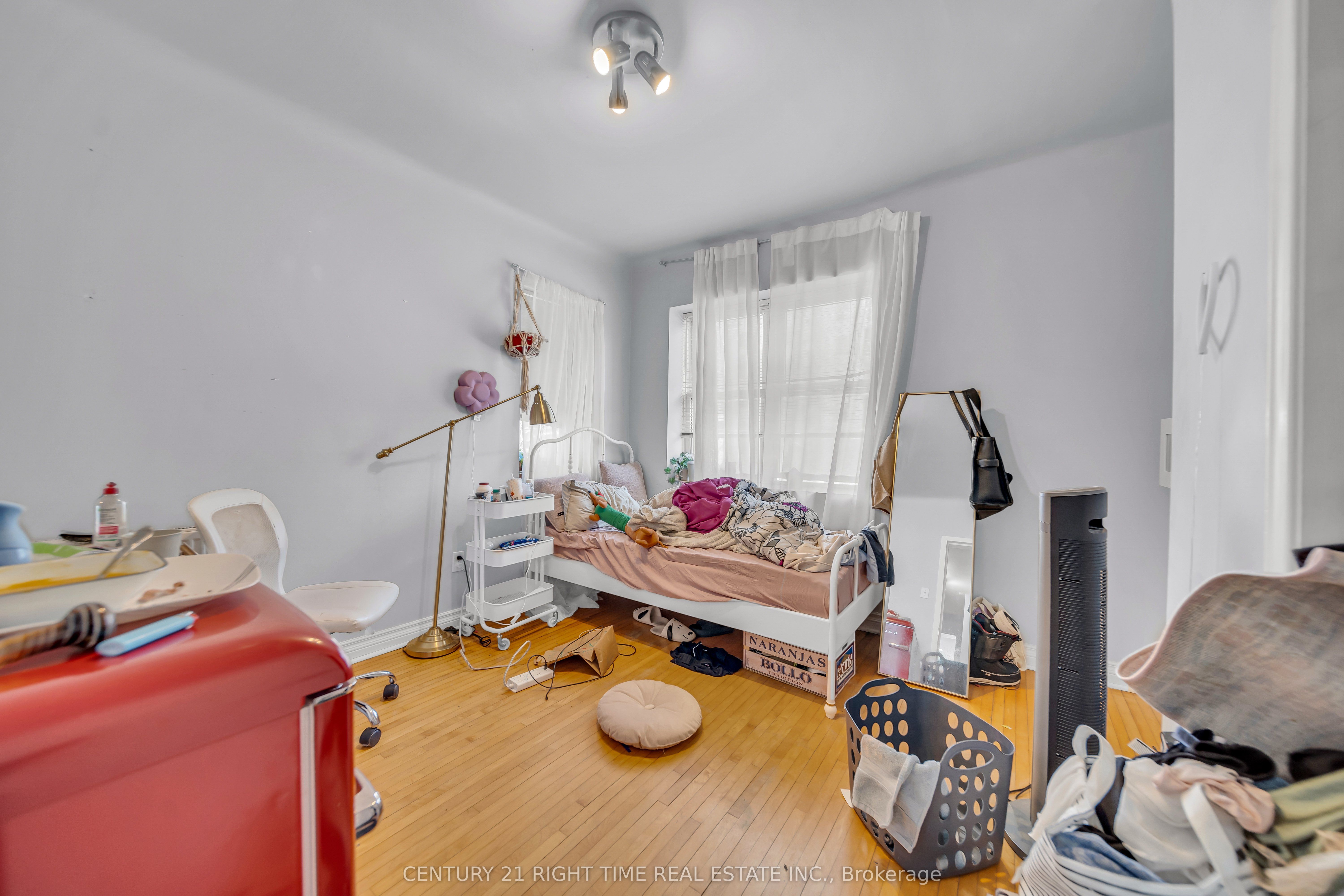 24 Columbia Street W