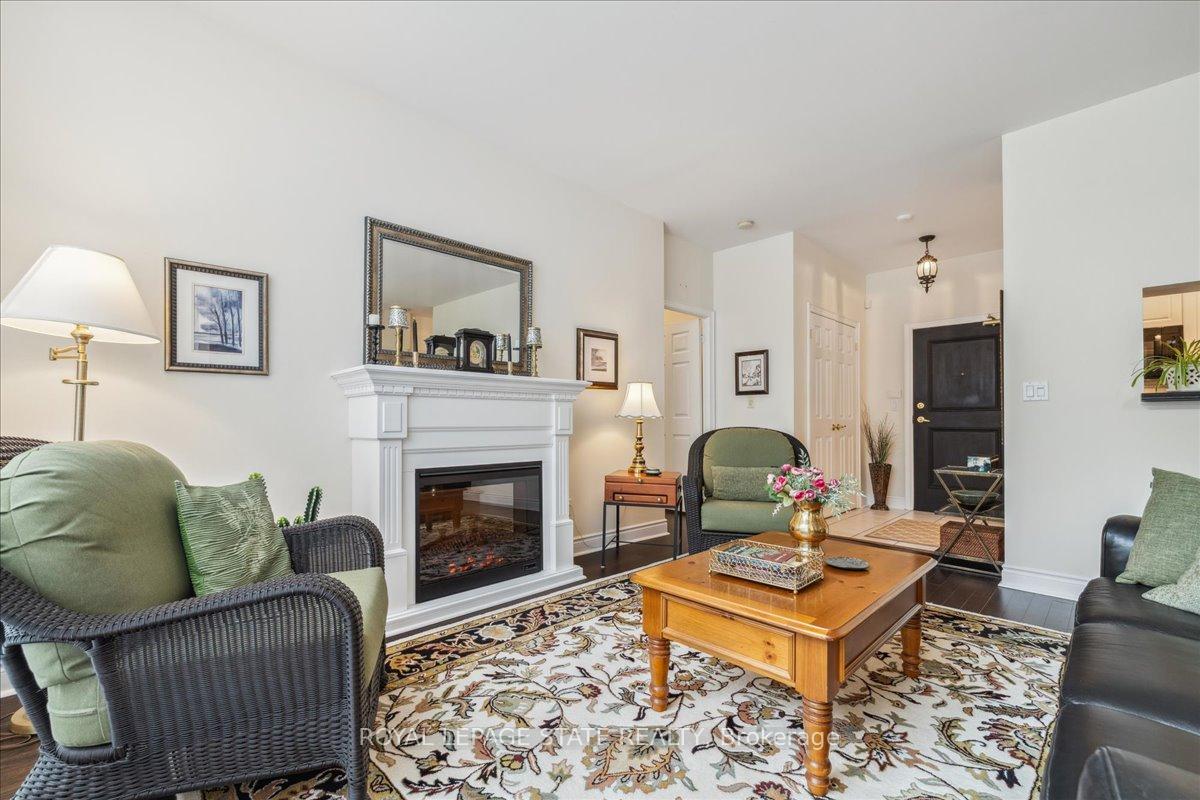 2 Bedrooms Condo at 442 Maple, Burlington For sale