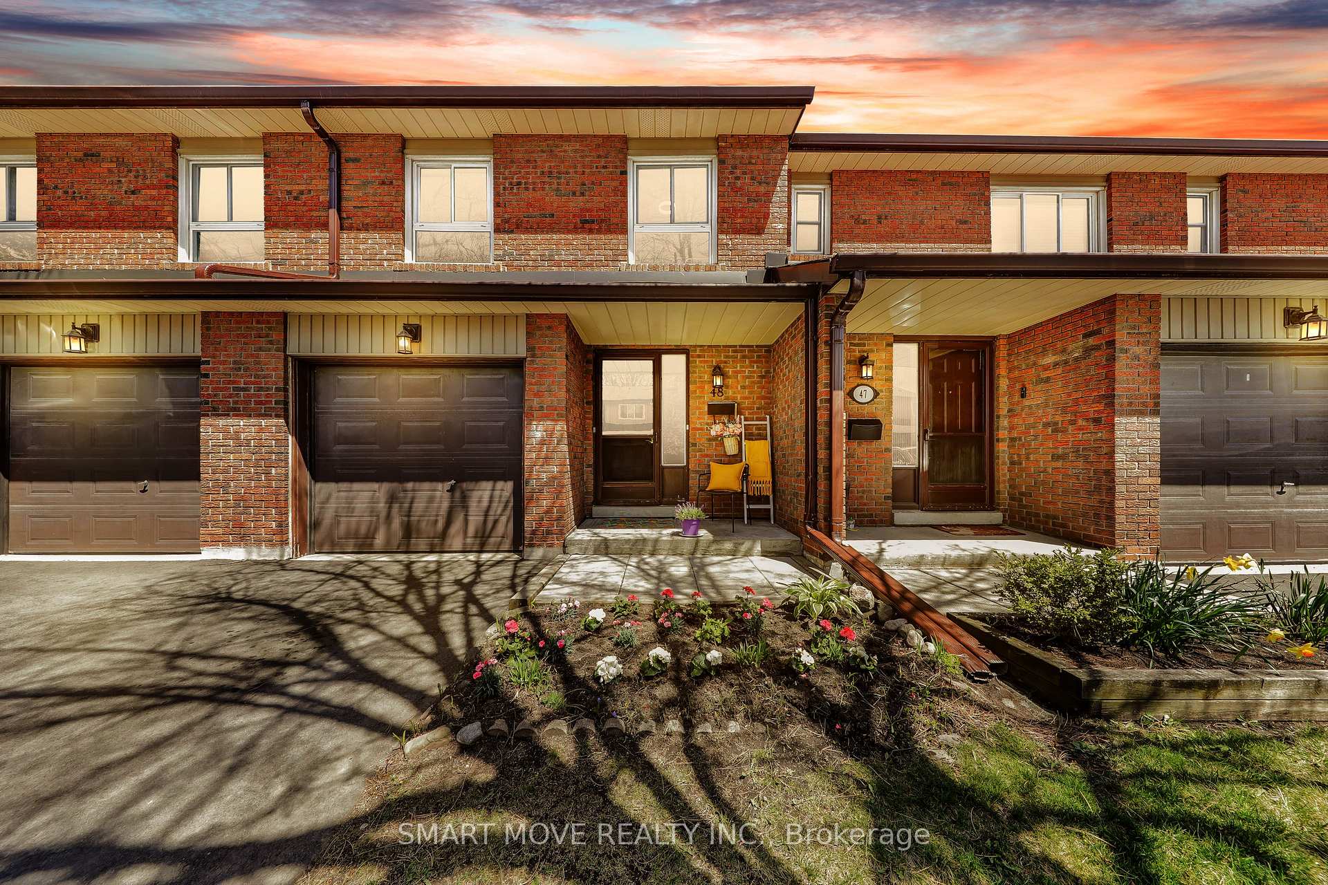 3 Bedrooms Condo at 725 Vermouth, Mississauga For sale