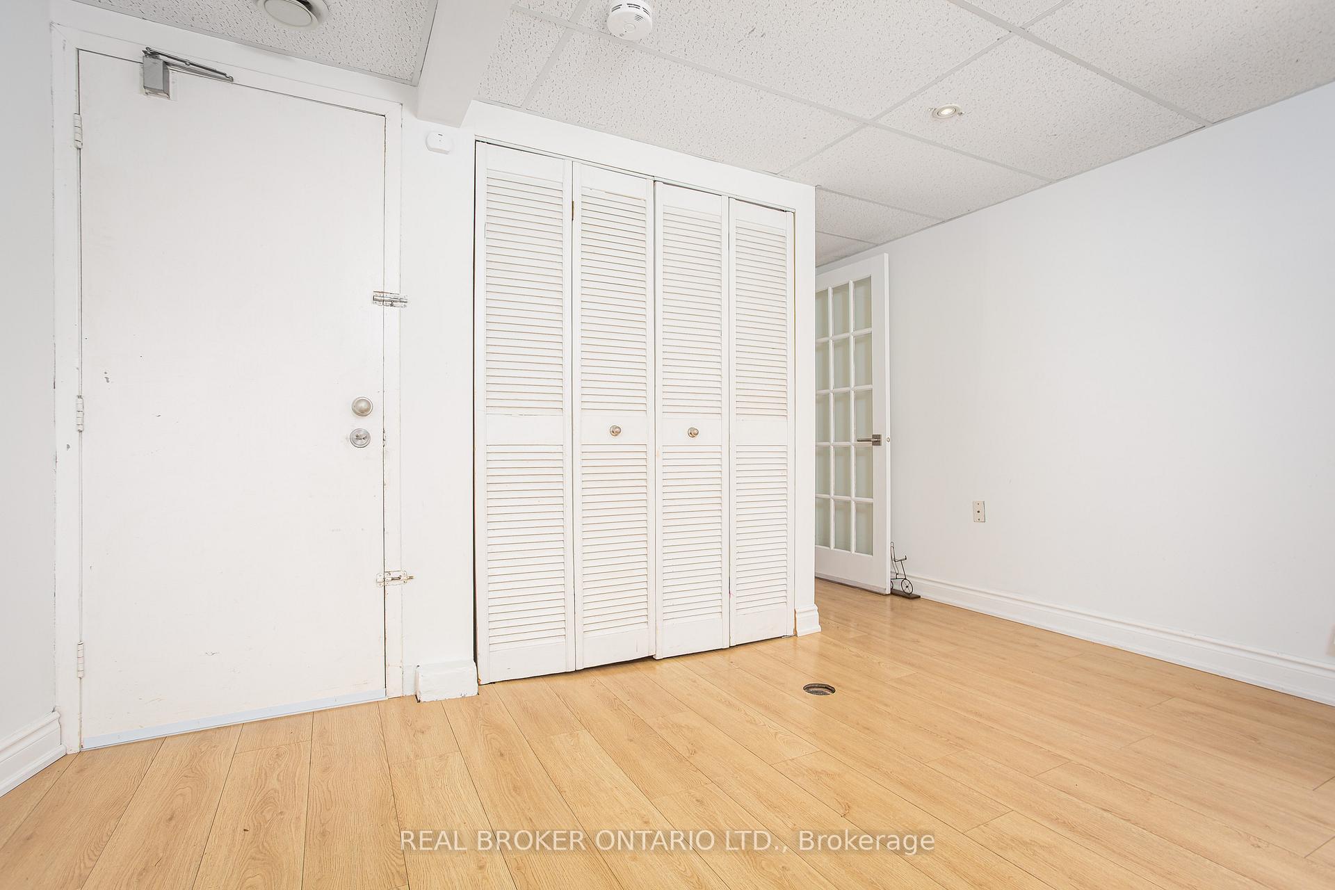 3 Bedrooms Semi-Detached at 1135 McCraney, Oakville For sale