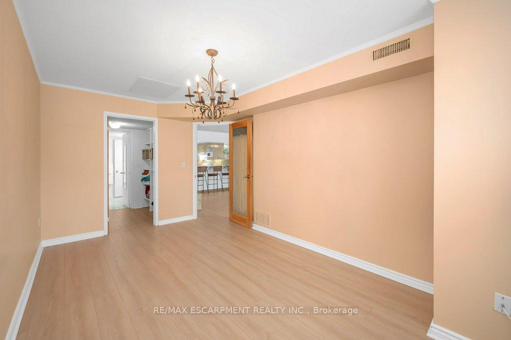 3 Bedrooms Condo at 101 Bristol, Mississauga For sale