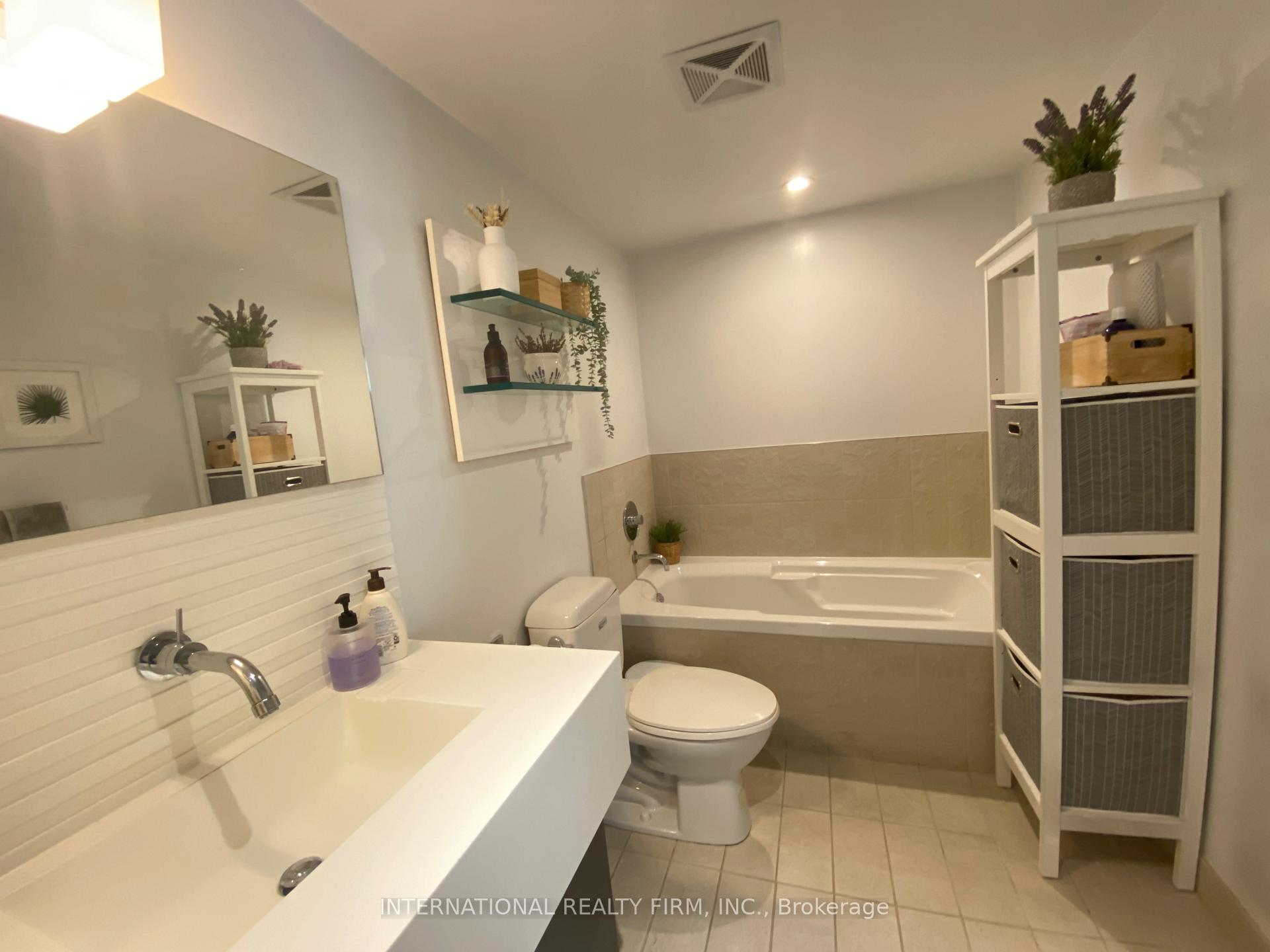 2 Bedrooms Condo at 55 Stewart, Toronto For sale
