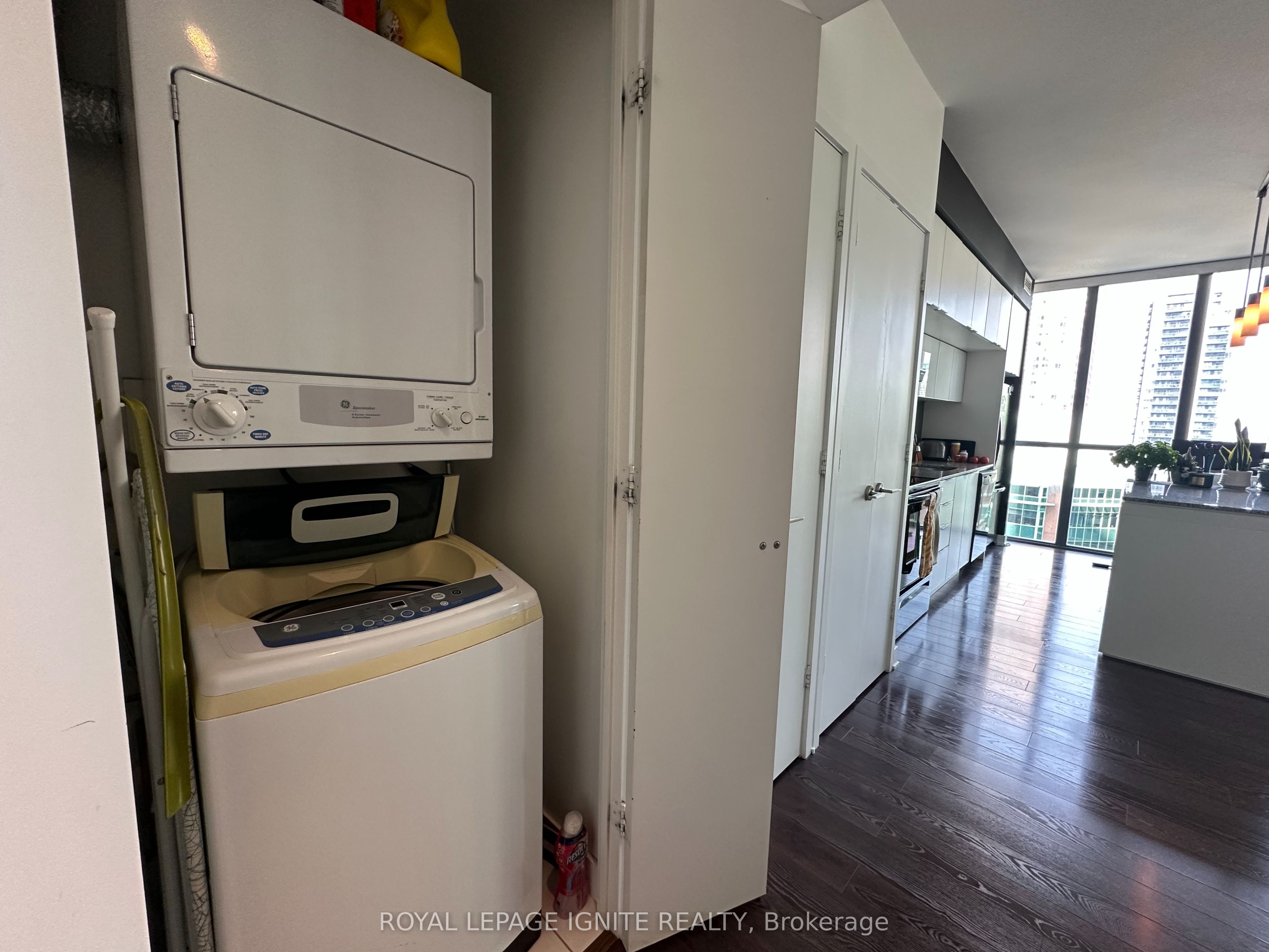 110 Charles Street E, #1809