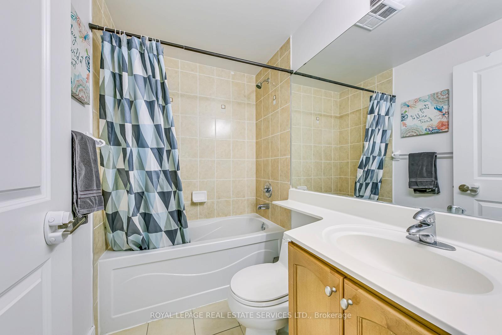 2 Bedrooms Condo at 80 Absolute, Mississauga For sale