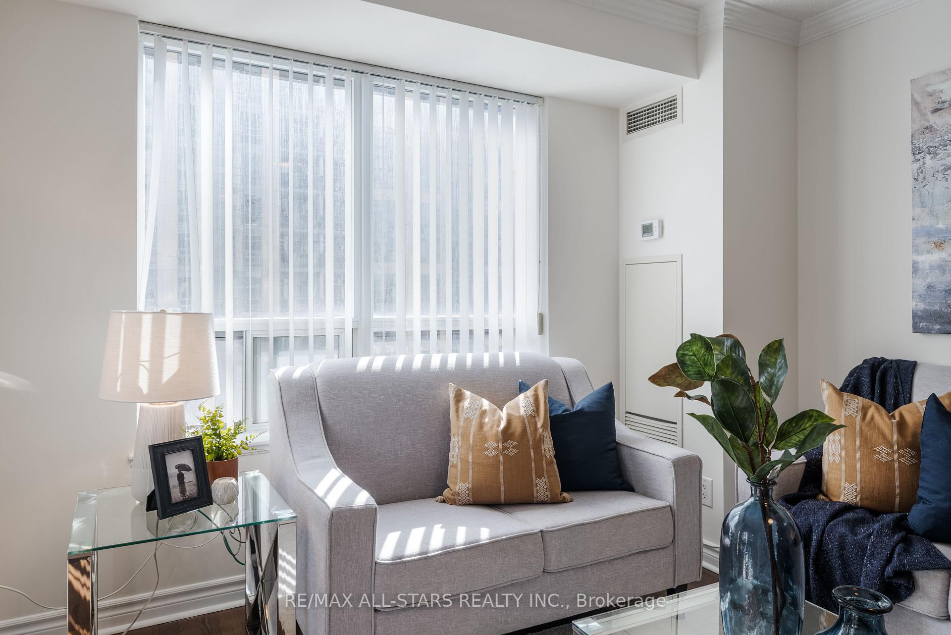 2 Bedrooms Condo at 5 Michael Power, Toronto For sale