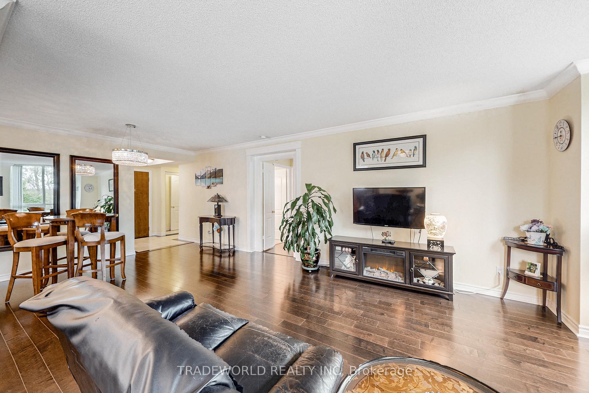 2 Bedrooms Condo at 18 William Carson, Toronto For sale