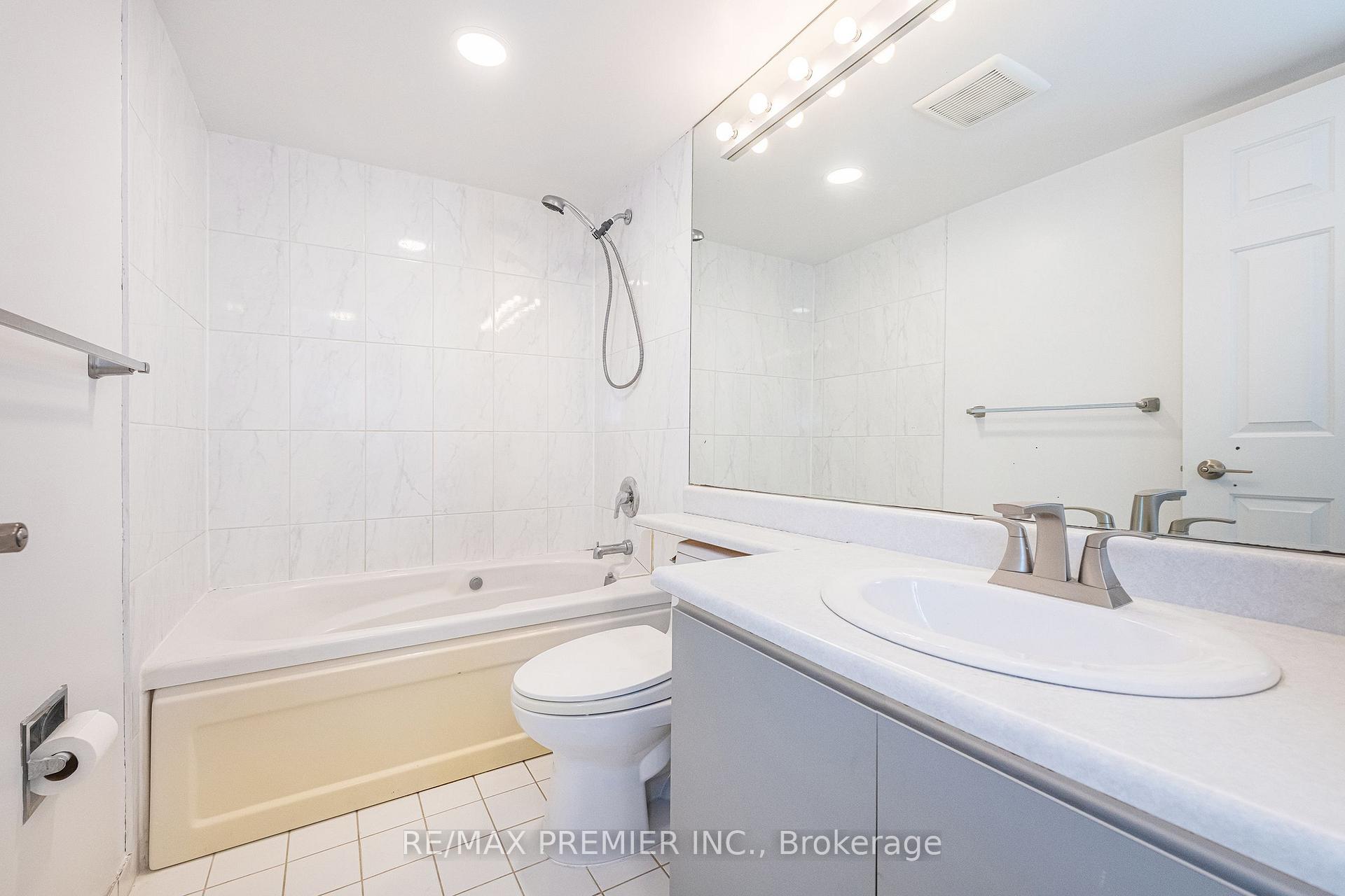 2 Bedrooms Condo at 20 Southport,  Toronto For sale