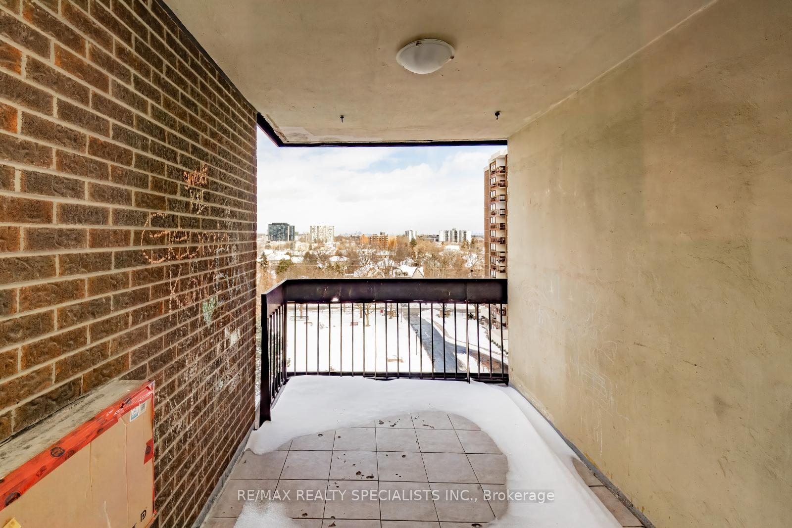3 Bedrooms Condo at 2556 Argyle, Mississauga For sale