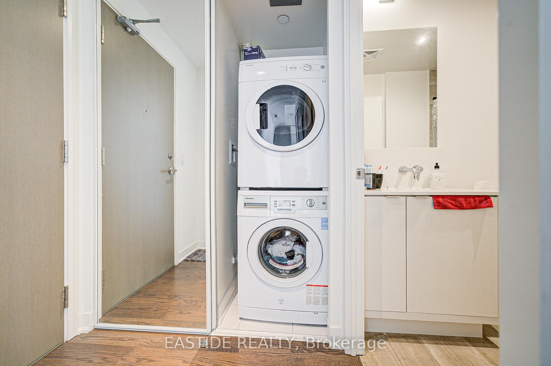 2 Bedrooms Condo at 88 Harbour, Toronto For sale