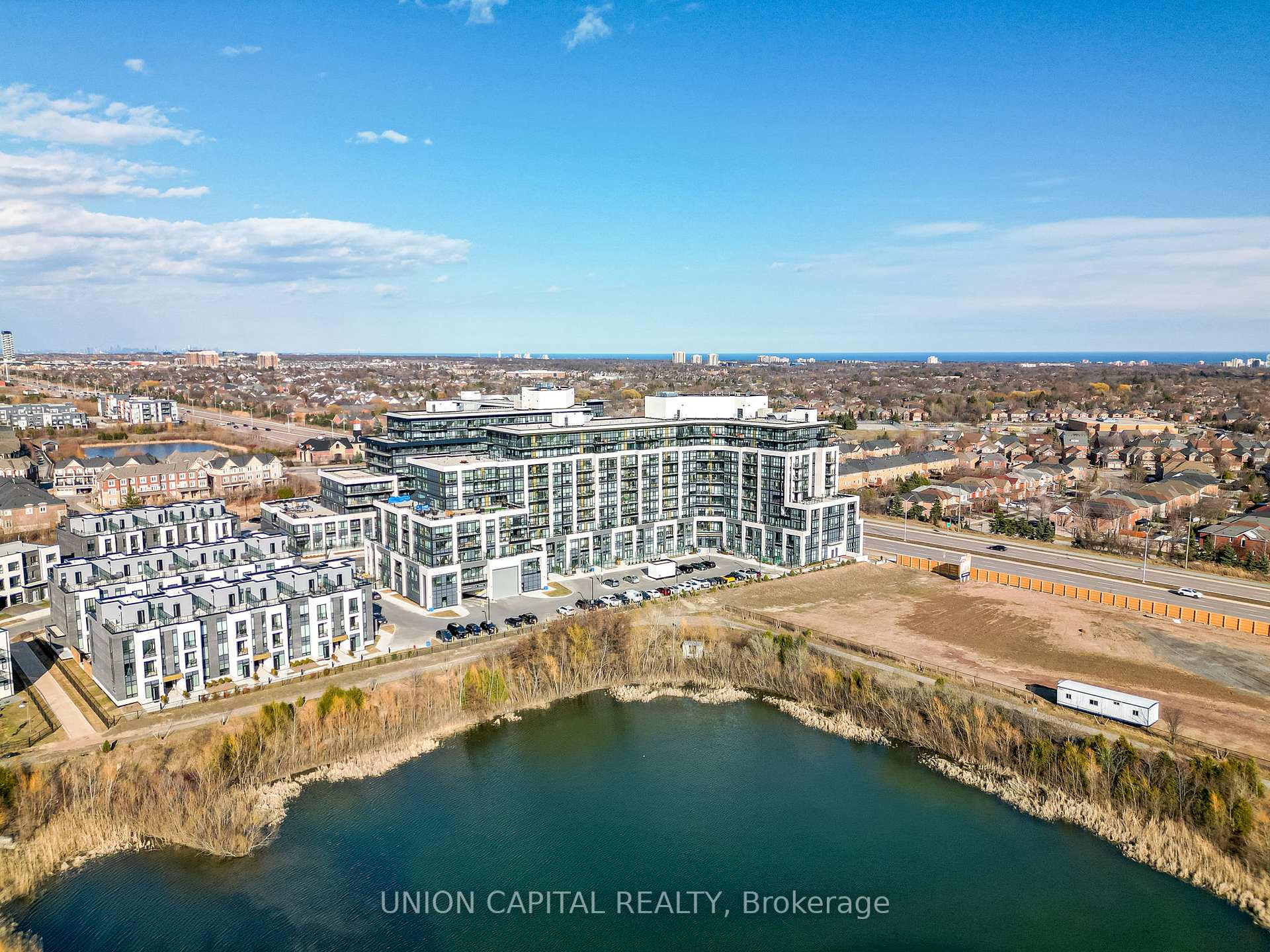 2 Bedrooms Condo at 405 Dundas, Oakville For sale