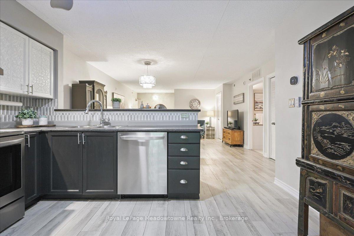 2 Bedrooms Condo at 1450 Bishops, Oakville For sale