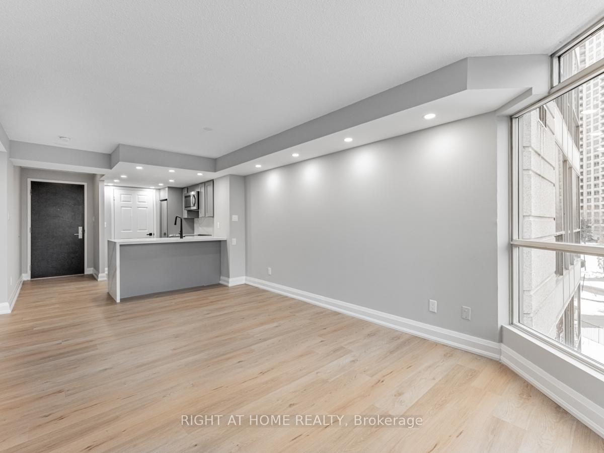 1 Bedroom Condo at 55 Kingsbridge Garden,  Mississauga For sale