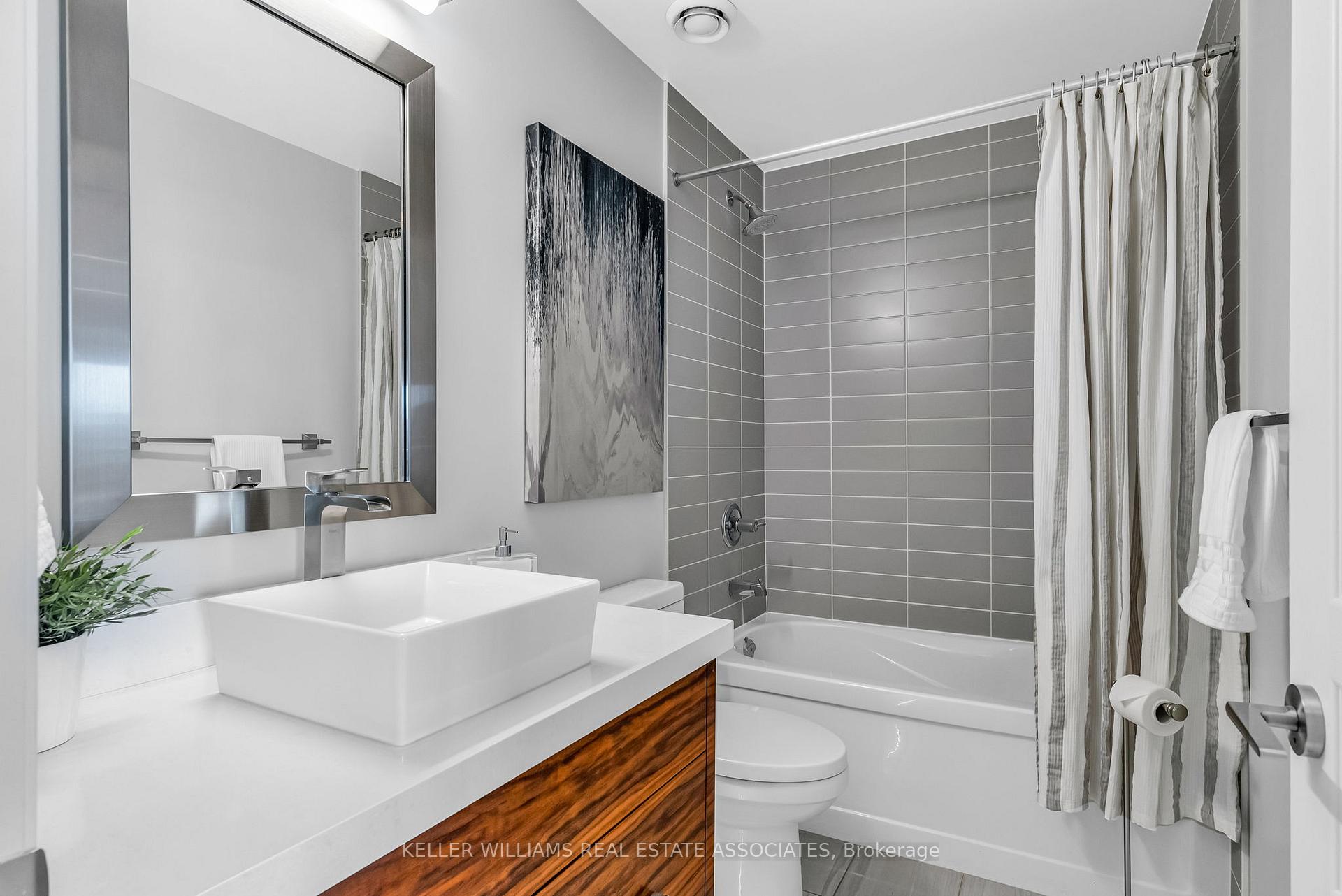 2 Bedrooms Condo at 1 Hurontario, Mississauga For sale