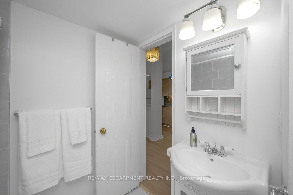 3 Bedrooms Condo at 101 Bristol, Mississauga For sale