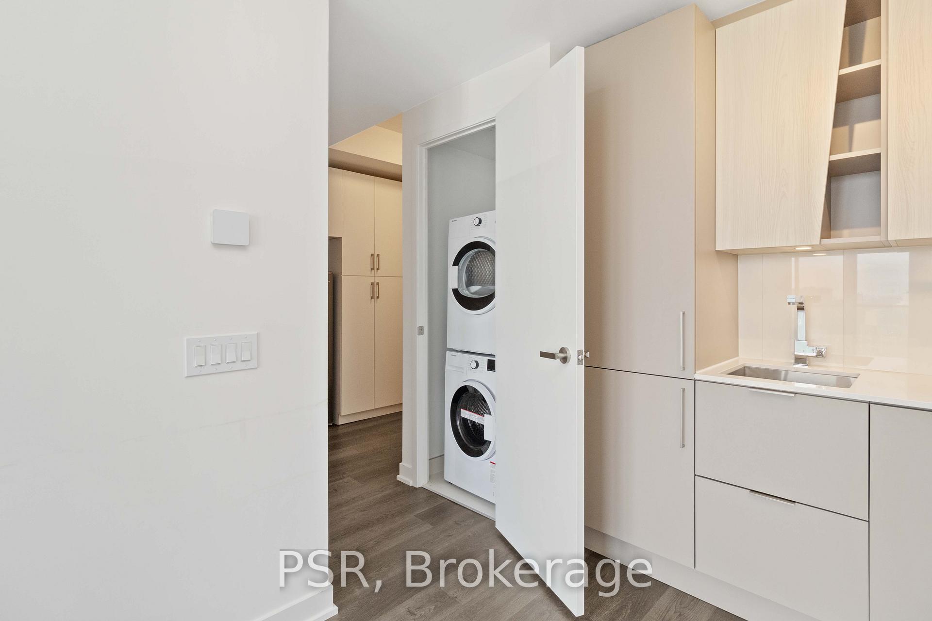 3 Bedrooms Condo at 3900 Confederation, Mississauga For sale