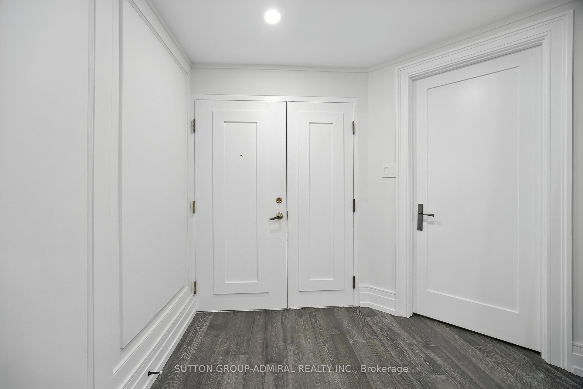 2 Bedrooms Condo at 131 Beecroft, Toronto For sale