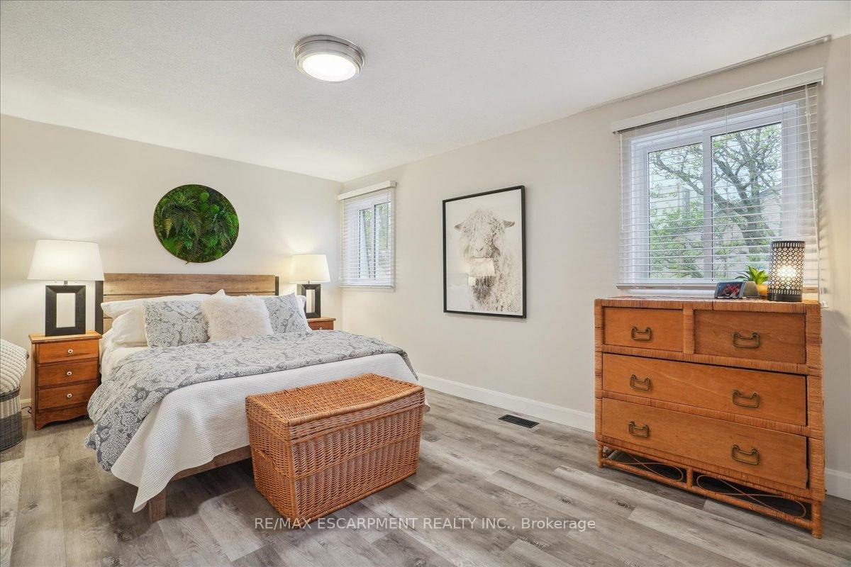 3 Bedrooms Condo at 680 Regency, Burlington For sale