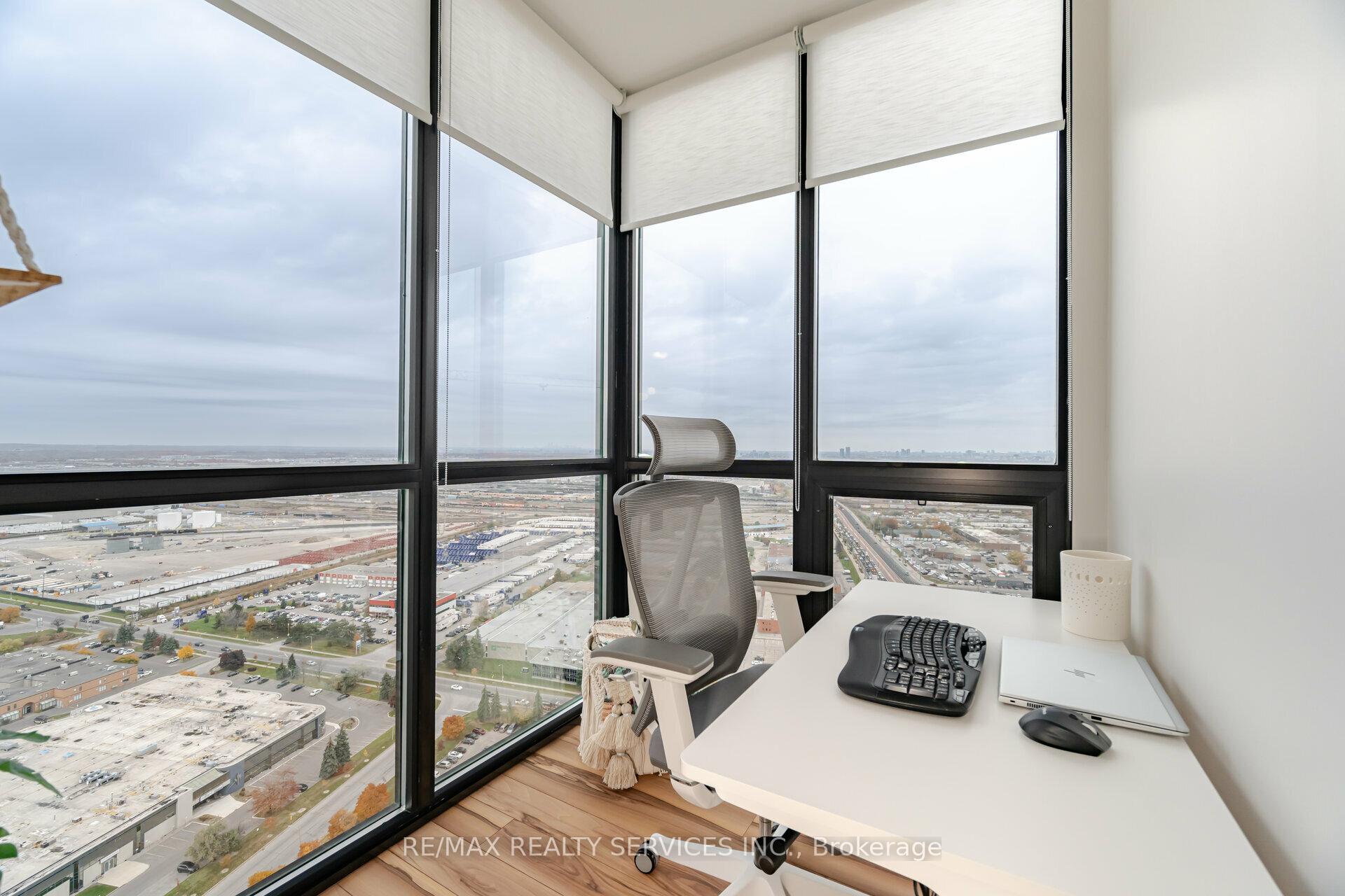 3 Bedrooms Condo at 2900 Highway 7, Vaughan For sale