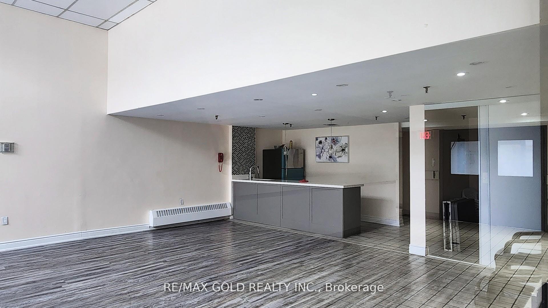 2 Bedrooms Condo at 99 Blackwell, Toronto For sale