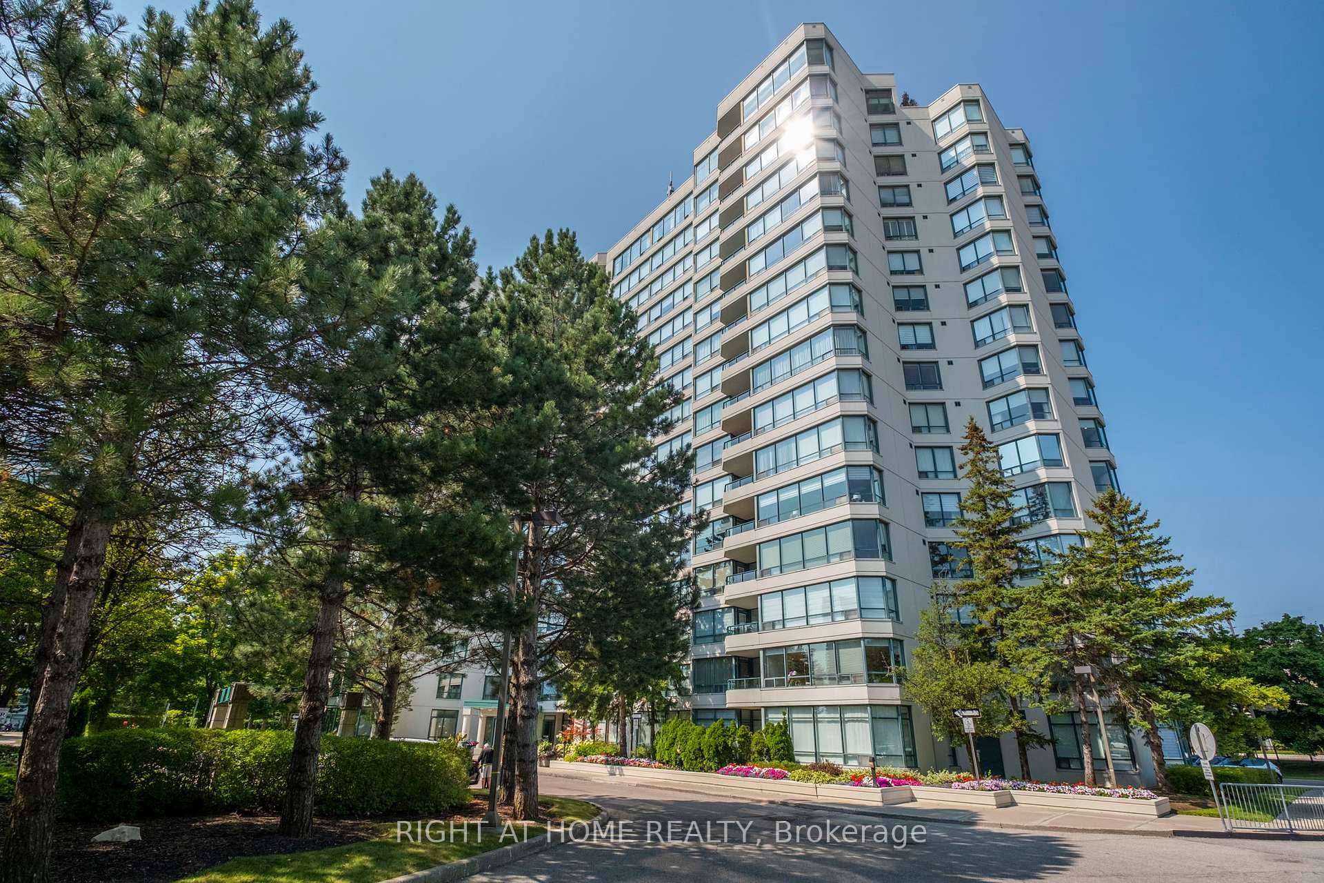 3 Bedrooms Condo at 120 Promenade,  Vaughan For sale