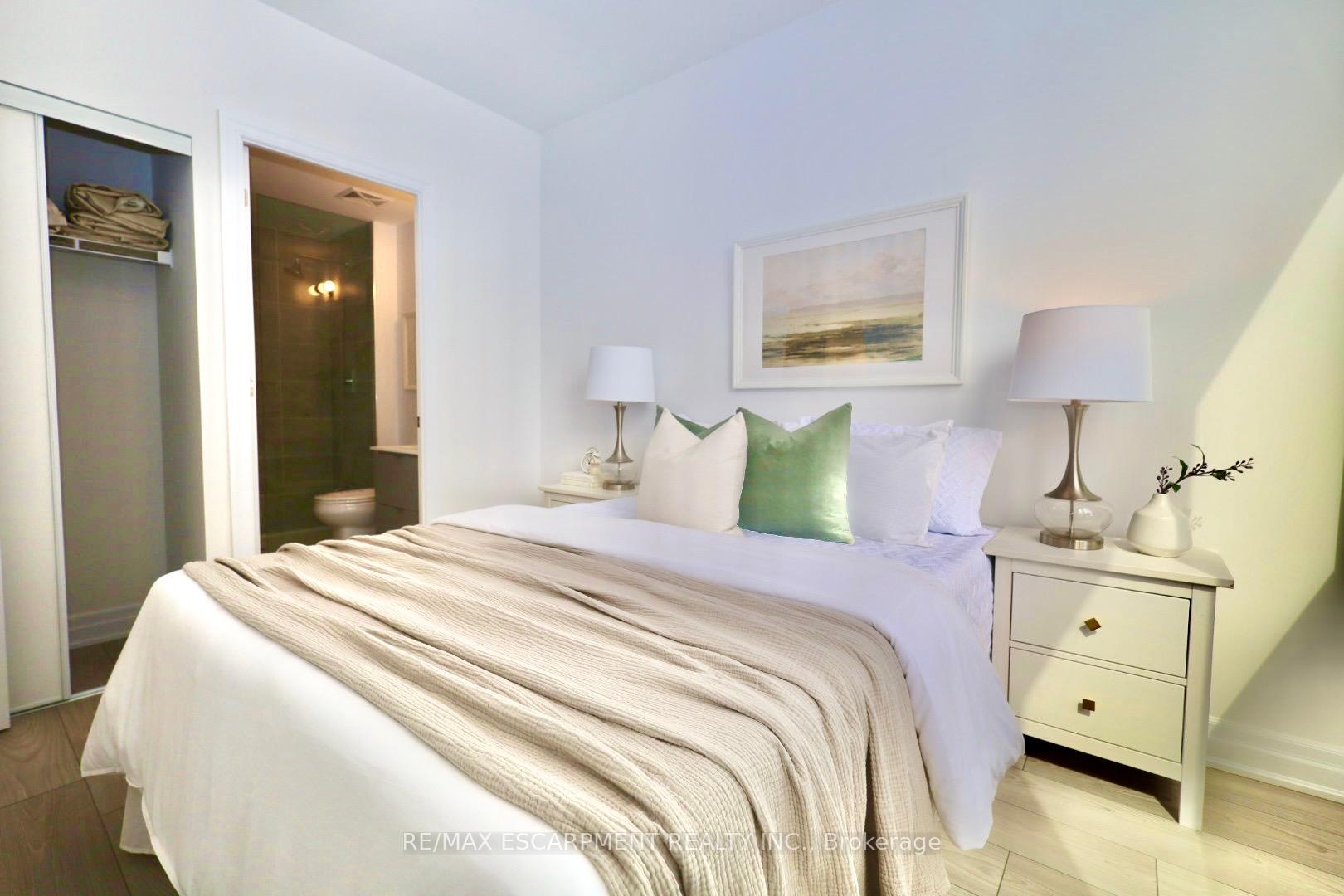 2 Bedrooms Condo at 36 Elm, Mississauga For sale