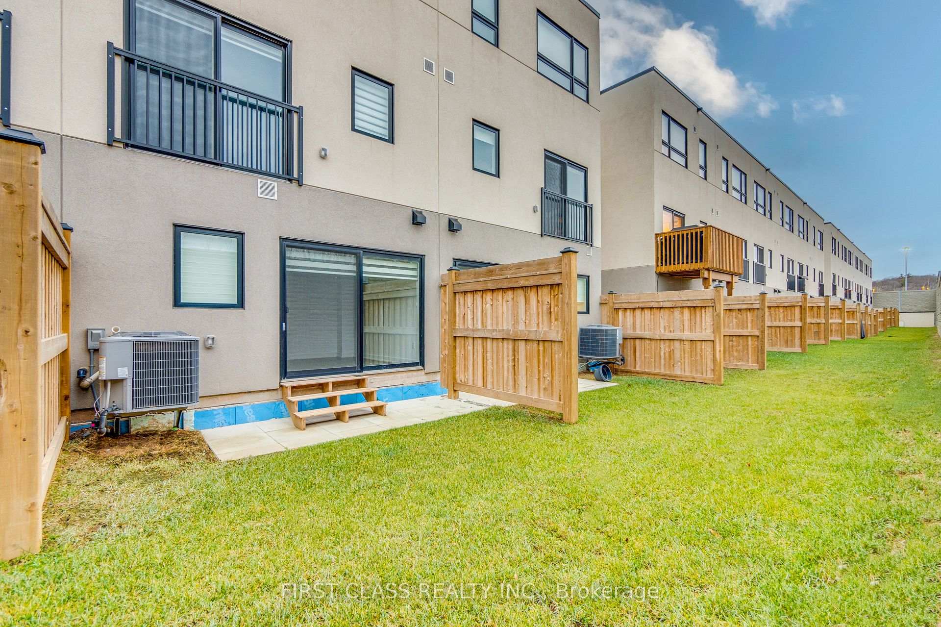 3 Bedrooms Condo at 1121 Cooke, Burlington For sale
