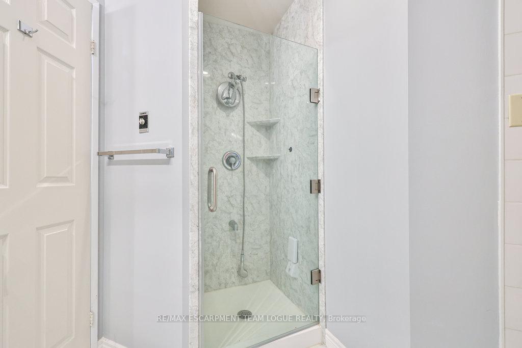 2 Bedrooms Condo at 2511 Lakeshore, Oakville For sale