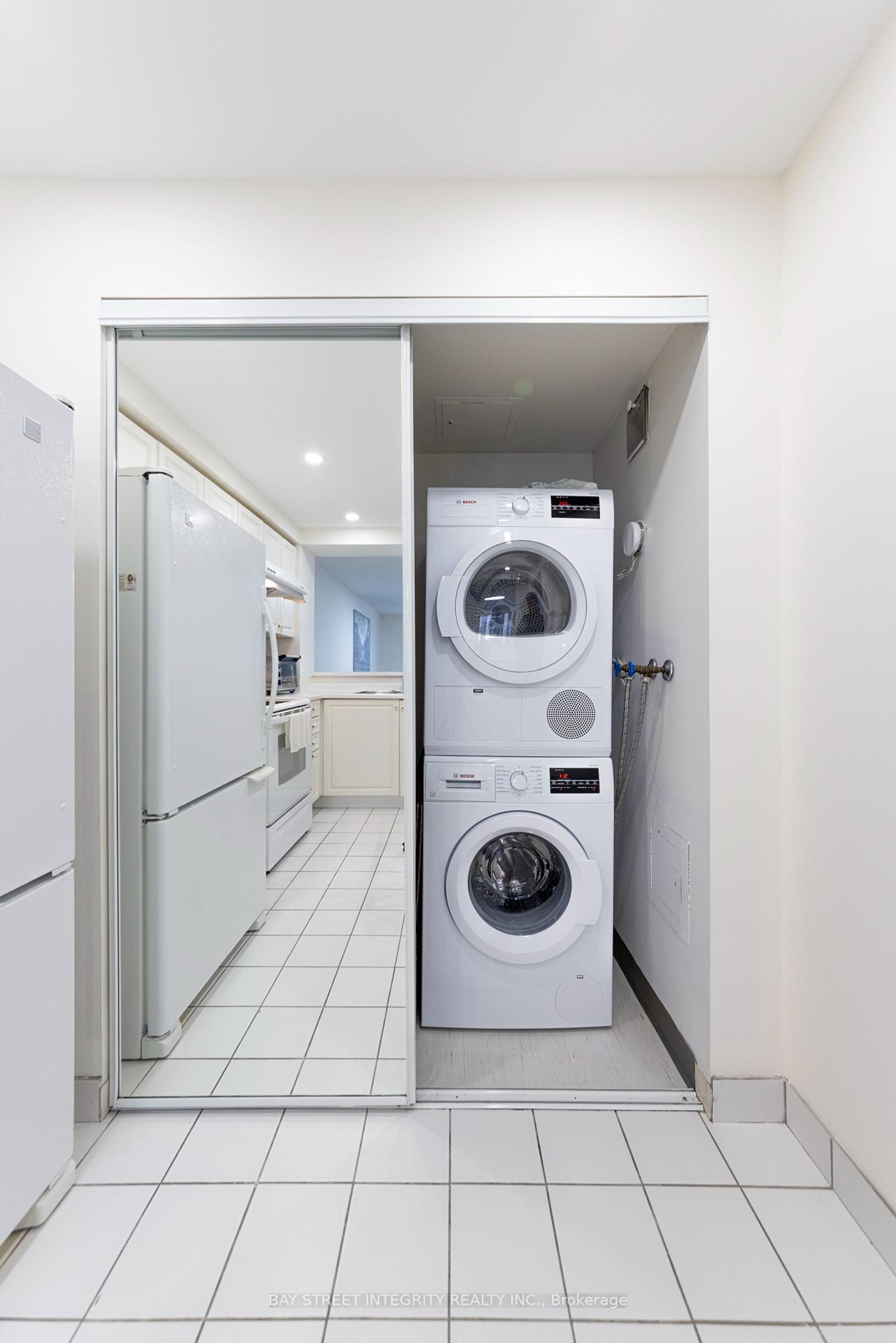 2 Bedrooms Condo at 28 Hollywood, Toronto For sale