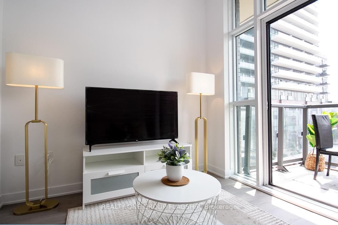2 Bedrooms Condo at 38 Honeycrisp, Vaughan For sale