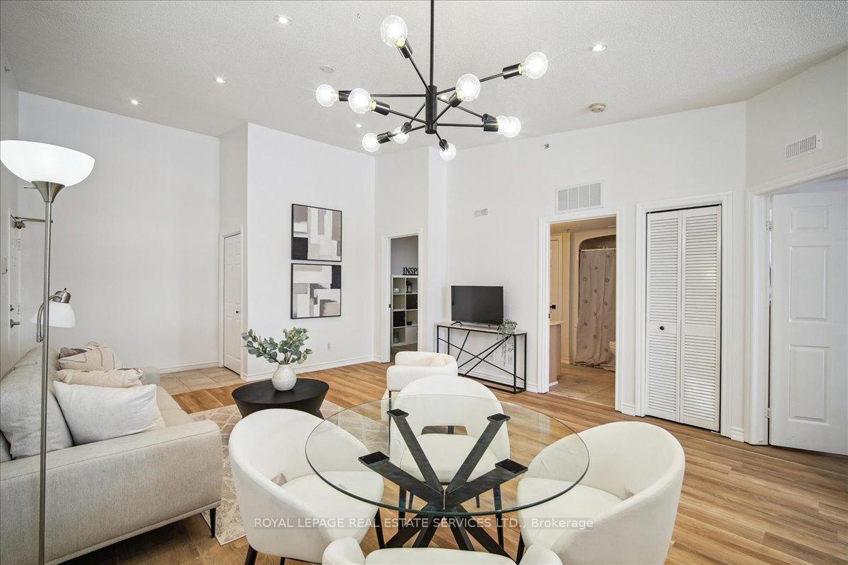 2 Bedrooms Condo at 1440 Bishops, Oakville For sale
