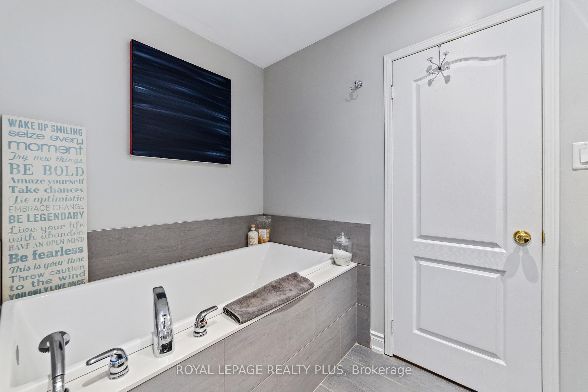 3 Bedrooms Condo at 928 Queen, Mississauga For sale