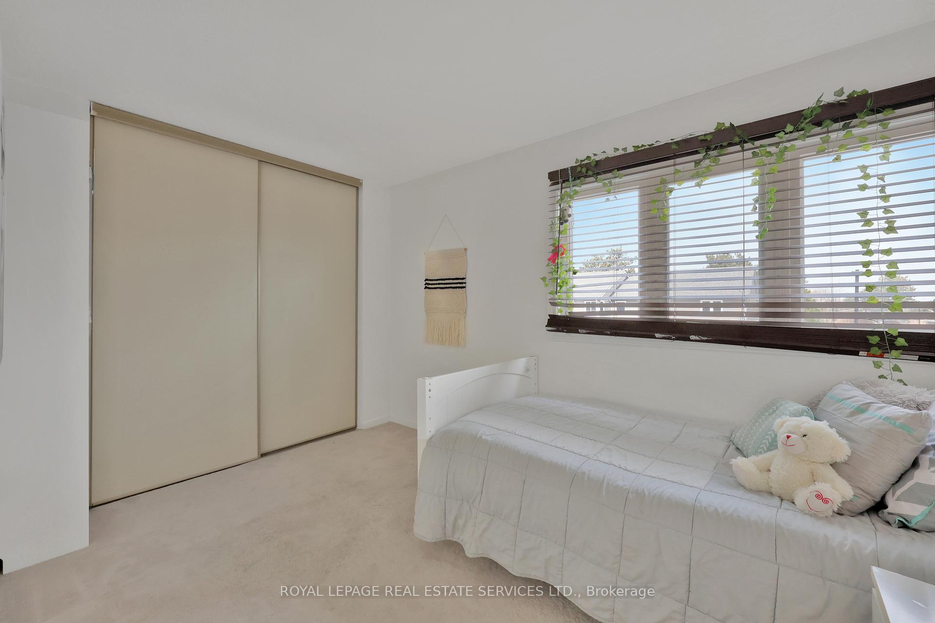 3 Bedrooms Condo at 3125 Fifth, Mississauga For sale