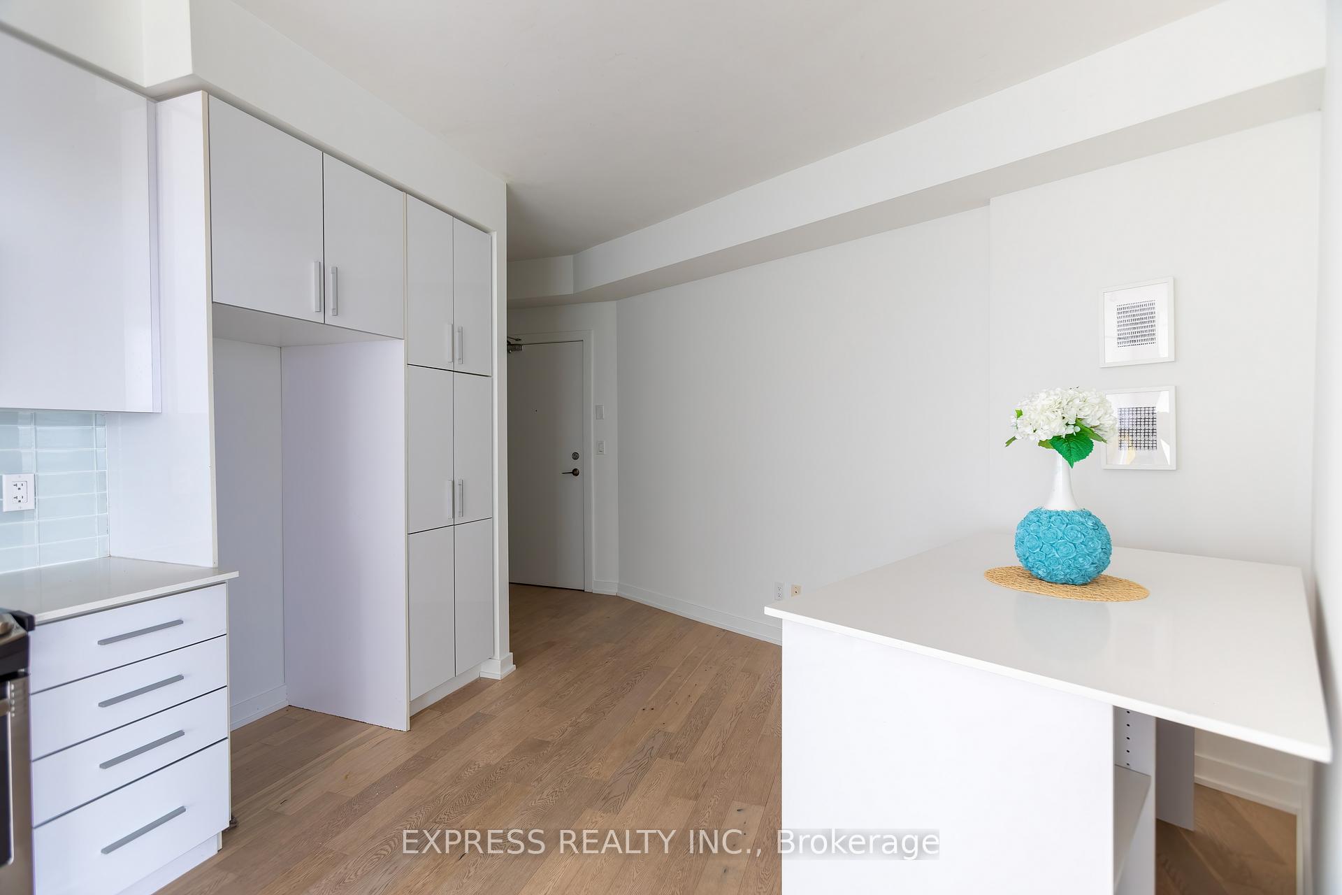 2 Bedrooms Condo at 20 Bruyeres, Toronto For sale