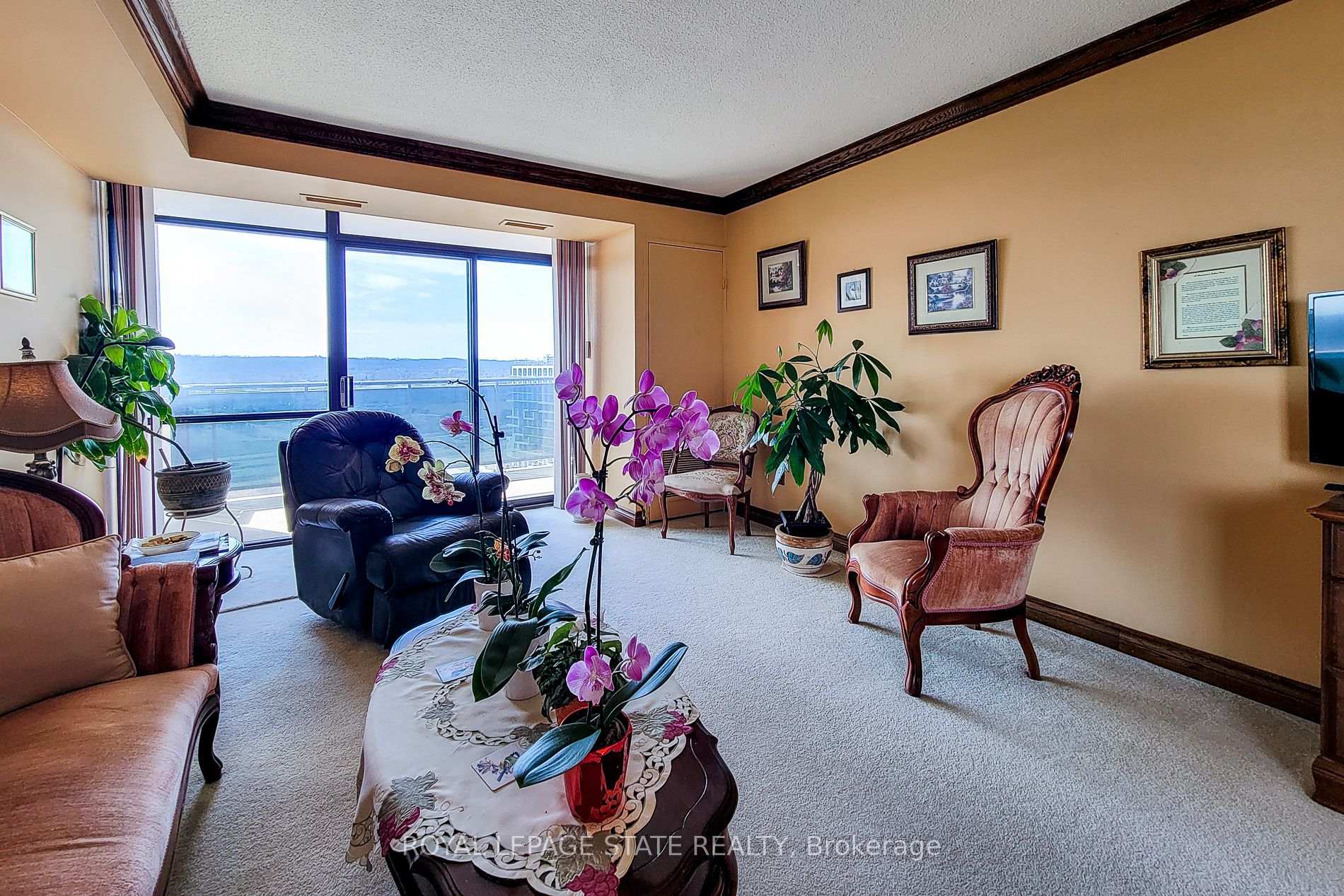 3 Bedrooms Condo at 301 Frances, Hamilton For sale