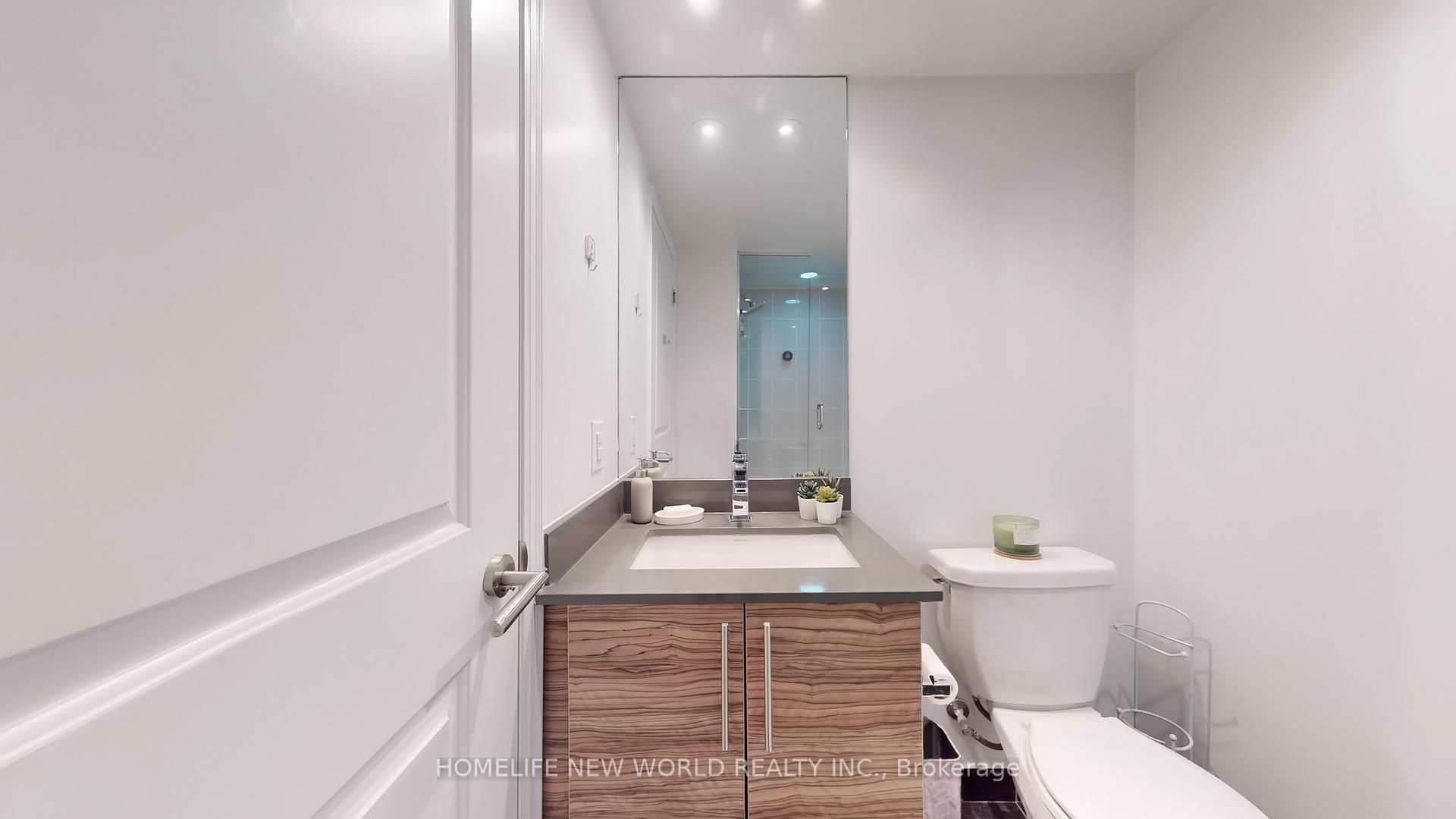 2 Bedrooms Condo at 400 Adelaide, Toronto For sale