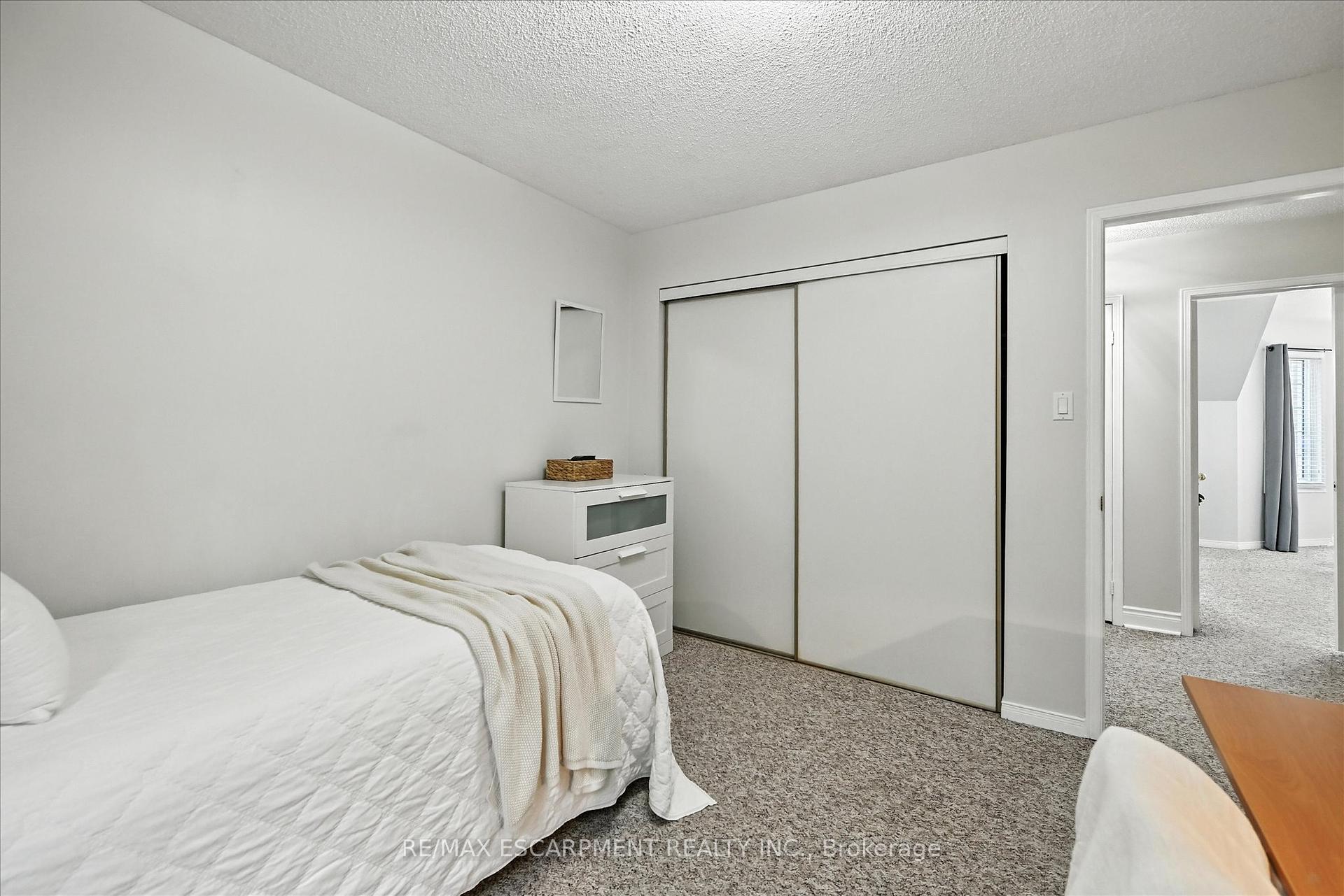 3 Bedrooms Condo at 2110 CLEAVER, Burlington For sale