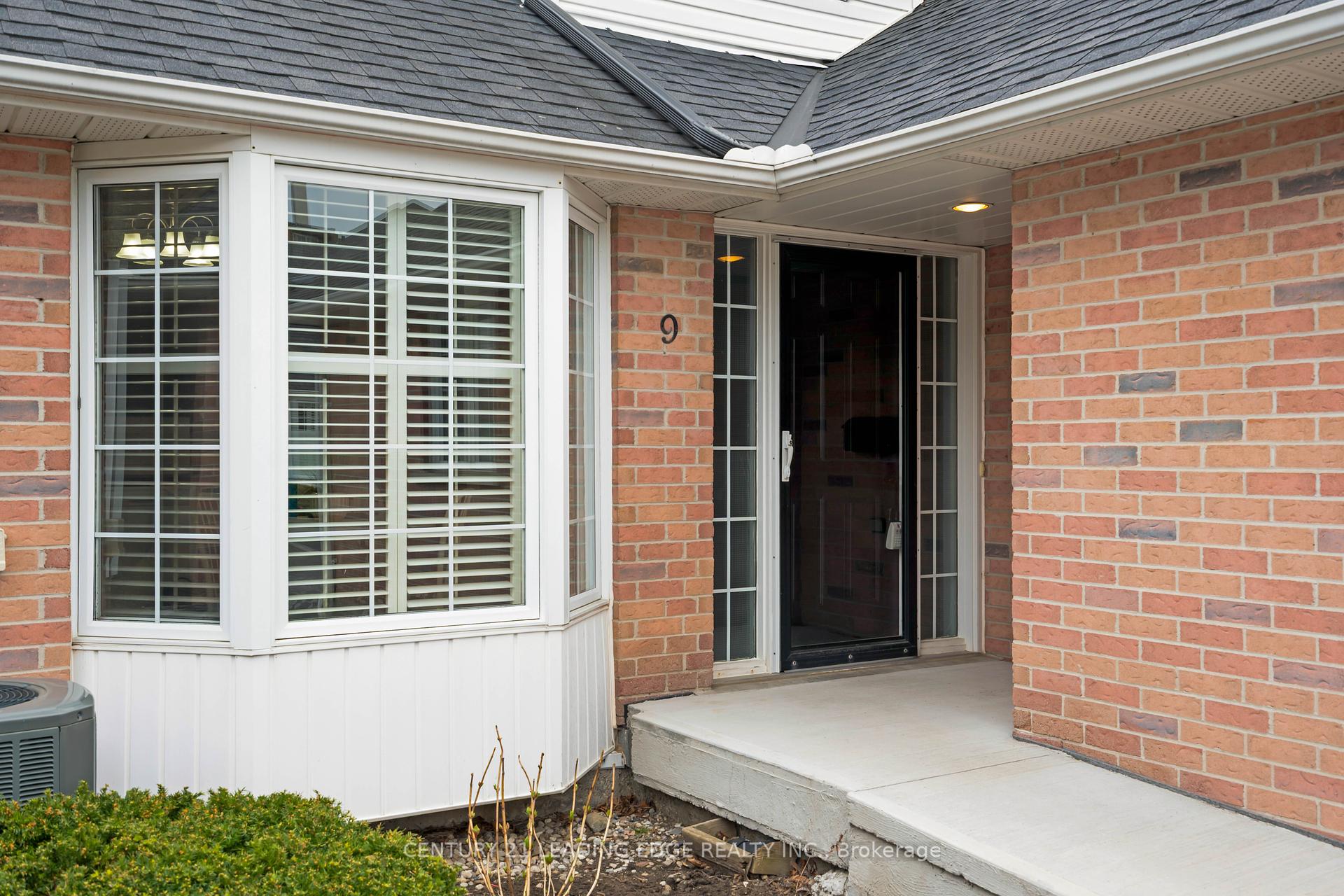 3 Bedrooms Condo at 2435 Woodward,  Burlington For sale