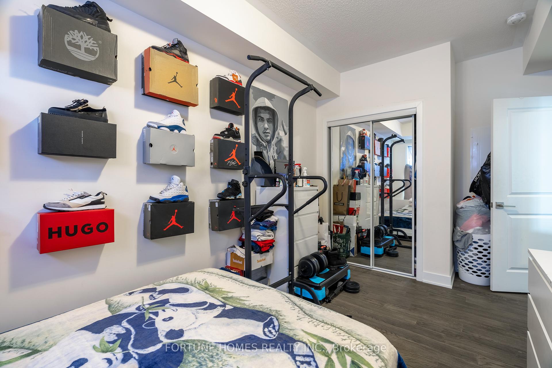 3 Bedrooms Condo at 39 John Perkins Bull, Toronto For sale
