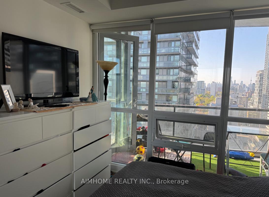 2 Bedrooms Condo at 30 Roehampton, Toronto For sale