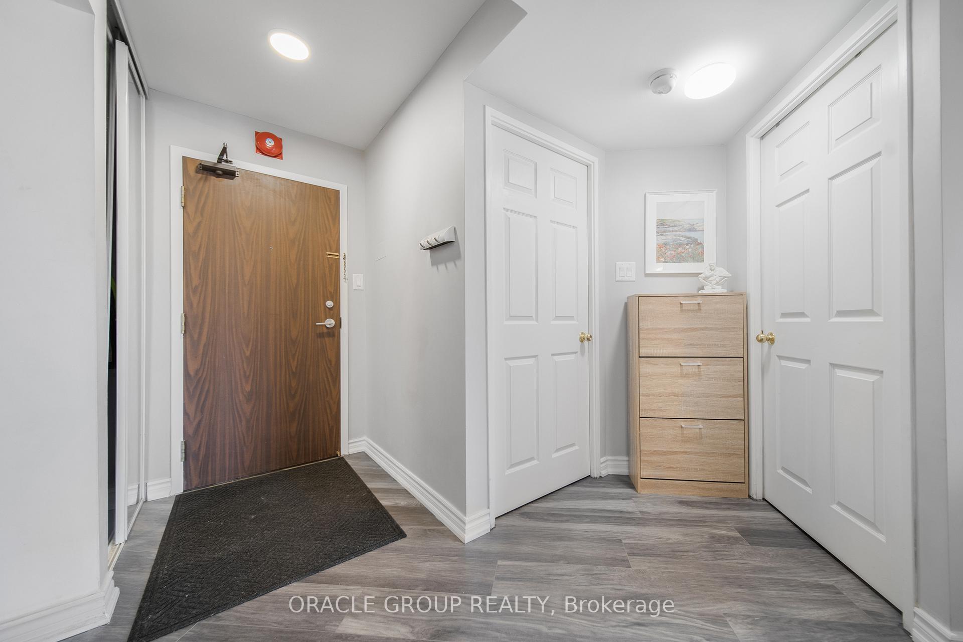 1 Bedroom Condo at 1485 Lakeshore,  Mississauga For sale