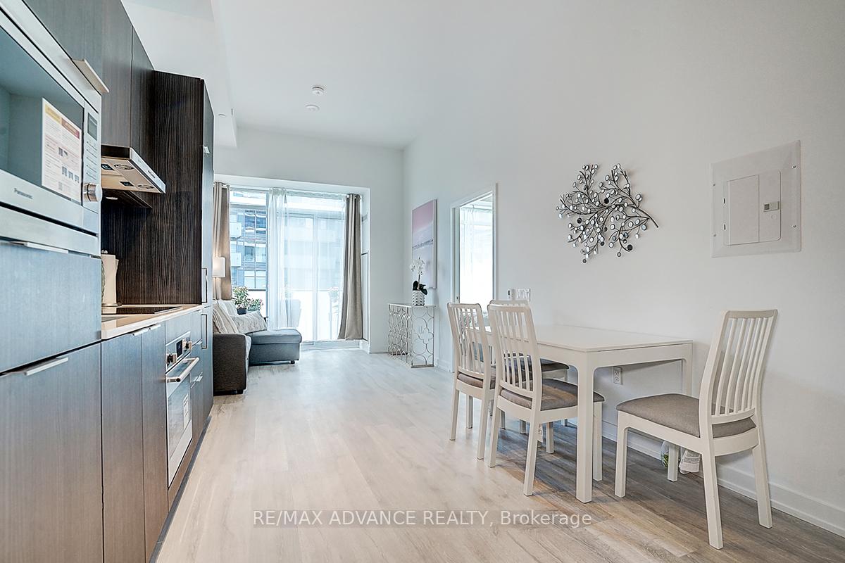 2 Bedrooms Condo at 7 Golden Lion, Toronto For sale
