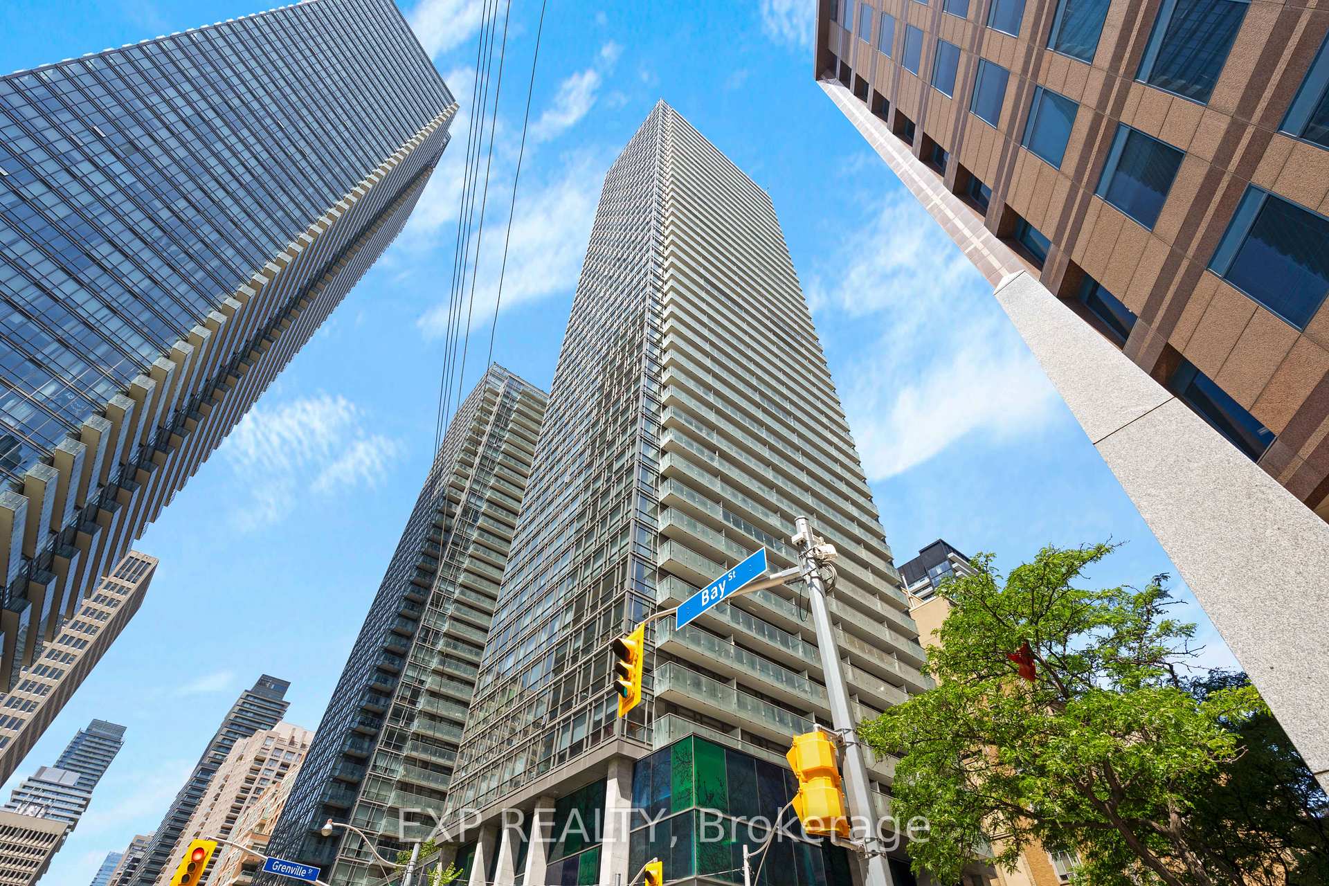 2 Bedrooms Condo at 38 Grenville, Toronto For sale